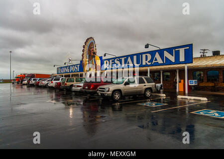 Cherokee Trading Post und Restaurant an einem regnerischen Tag entlang der Interstate 40 in Clinton, Oklahoma. Stockfoto