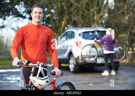 Paar Radfahren Einnahme Mountainbikes vom Rack auf Auto Stockfoto