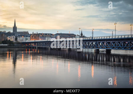 Dies ist Craigavon Bridge Derry Irland, das den Fluss Foyle gekreuzt. Es ist einer der wenigen Doppeldecker Brücken in Europa. Das Foto wurde aufgenommen Stockfoto