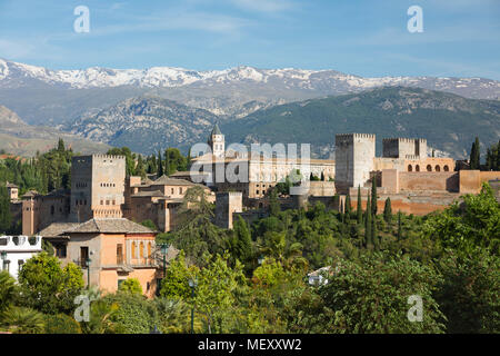 Die Alhambra und die Sierra Nevada Mountains gesehen vom Palacio Dar-al-Horra, Granada, Andalusien, Spanien, Europa Stockfoto