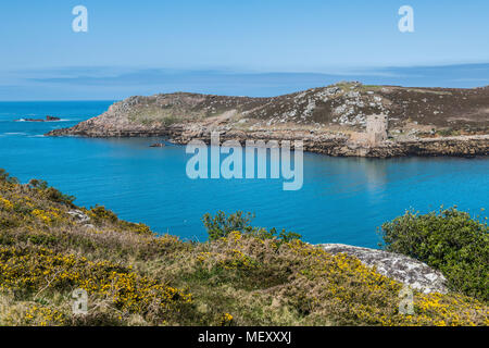 Blick über den Kanal von tresco Bryher zu Tresco einschließlich Cromwell's Castle in den Scilly-inseln Stockfoto