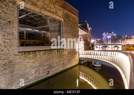 Castle Park Bridge, neue Serpentinenfußbrücke und Finzels Erreichen nachts Bristol. GROSSBRITANNIEN Stockfoto