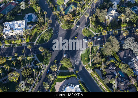 Luftaufnahme von sechs Kreuzung bei N Beverly Drive und N Canon Drive und Lomitas Ave in Beverly Hills, Kalifornien. Stockfoto