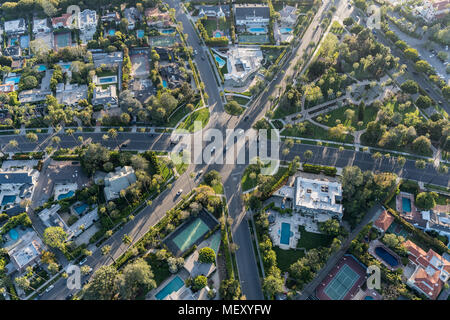 Luftaufnahme von sechs Kreuzung bei N Beverly Drive und N Canon Drive und Lomitas Ave in Beverly Hills, Kalifornien. Stockfoto