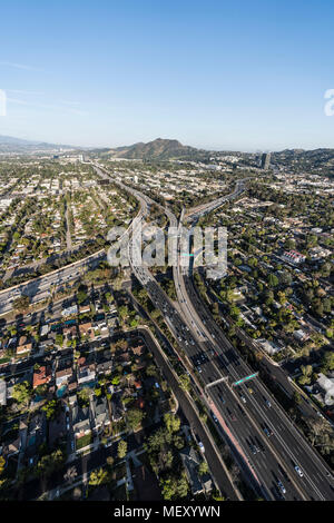 Vertikale Luftaufnahme von Ventura 101 Freeway und Hollywood 170 Autobahnen im San Fernando Valley Gegend von Los Angeles, Kalifornien. Stockfoto