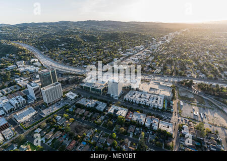 Los Angeles, Kalifornien, USA - 18. April 2018: Luftaufnahme von San Diego 405 Freeway und Ventura Blvd in Sherman Oaks Bereich des San Fernando Val Stockfoto