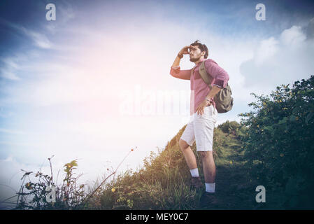 Die jungen Wanderer genießen die Landschaft und bereiten das Mittagessen vor. Das Tal zwischen den Bergen, eigenständiges Konzept Stockfoto