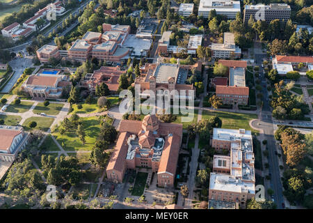 Los Angeles, Kalifornien, USA - 18. April 2018: Nachmittag Luftaufnahme der historischen Architektur auf dem UCLA Campus in Westwood. Stockfoto