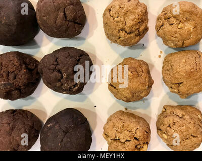 Frisch gebackene süßem und salzigem Gebäck mit Kümmel Samen auf Fach im Cafe Shop. Bäckerei Konzept. Stockfoto