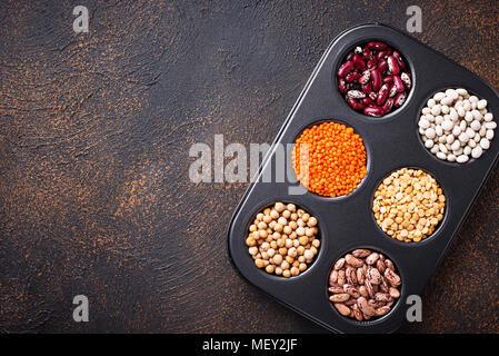 Kichererbsen, rote Linsen, gelbe Erbsen und Bohnen. Stockfoto