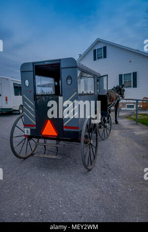 Blick auf die Rückseite der Amish Buggy mit einem Pferd in einer Farm geparkt Stockfoto