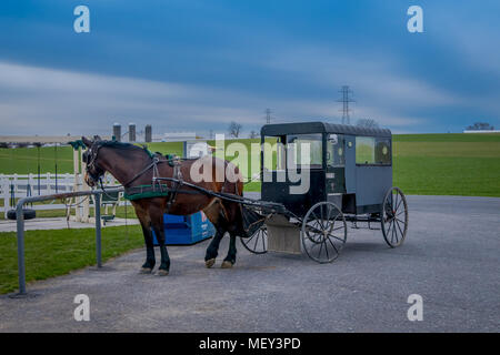 Pennsylvania, USA, April, 18, 2018: Ansicht der geparkten Amish Buggy Schlitten in einer Farm mit einem Pferd für einen ziehen Sie das Auto an Straßen verwendet, während wunderschöne Bewölkter Tag Stockfoto