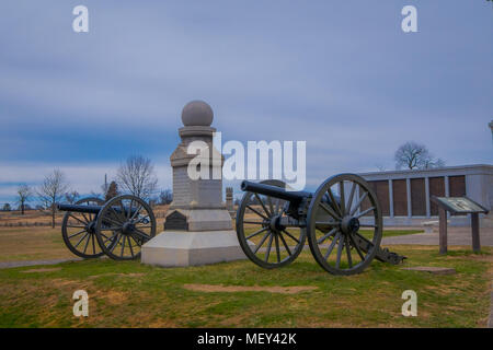 GETTYSBURG, USA - April, 18, 2018: Im freien Blick auf Napoleon, 12 lb Kanone in einem Friedhof in Gettysburg National Battlefield Historischen in der Nähe der steinigen Skulptur entfernt Stockfoto