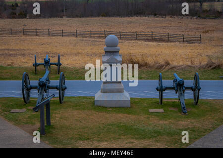 GETTYSBURG, USA - April, 18, 2018: Im freien Blick auf Napoleon, 12 lb Kanone in einem Friedhof in Gettysburg National Battlefield Historischen in der Nähe der steinigen Skulptur entfernt Stockfoto