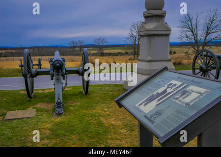 GETTYSBURG, USA - April, 18, 2018: Im freien Blick auf Napoleon, 12 lb Kanone in einem Friedhof in Gettysburg National Battlefield Historischen in der Nähe der steinigen Skulptur entfernt Stockfoto