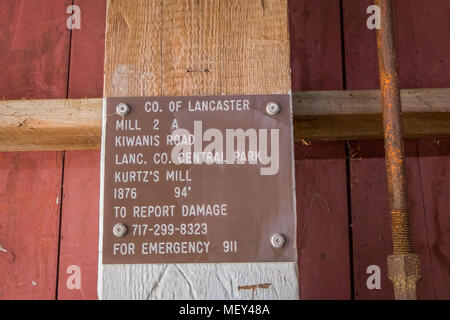 LANCASTER, USA - April, 18, 2018: in der Nähe von informative Gedenktafel im Inneren eines Gebäudes in Lancaster Stockfoto