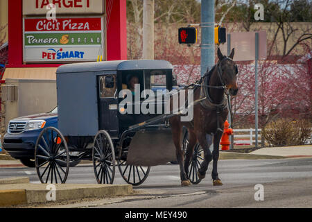 LANCASTER, USA - April, 18, 2018: Ansicht der Amish Beförderung entlang der Stadt, bekannt für einfache Leben mit Berührung der Natur contacy, schlichtes Kleid, und die Abneigung zu verabschieden Annehmlichkeiten der modernen Technologie Stockfoto