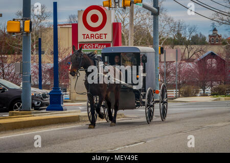 LANCASTER, USA - April, 18, 2018: Ansicht der Amish Schlitten in der Stadt, für einfache Leben mit Berührung der Natur contacy und Zurückhaltung bei der Annehmlichkeiten der modernen Technologie übernehmen bekannt Stockfoto