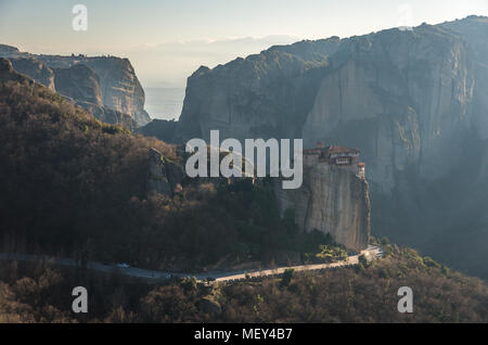 Das Kloster Rousanou oder St. Barbara Kloster von Meteora. Meteora ist einer der größten integrierten Komplexe von orthodoxen Klöstern in Music Stockfoto