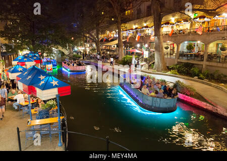 San Antonio Texas River Walk bei Nacht - eine touristische Bootsfahrt auf dem Fluss, die San Antonio Riverwalk in San Antonio, Texas, USA Stockfoto