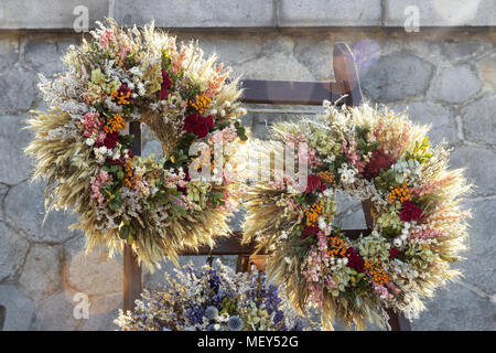 Schöne Blume Ringe auf dem Stand aus Holz angezeigt kurz nach Sonnenaufgang. Street Marketplace in Prag. Stockfoto