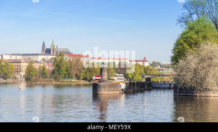 Der Leuchtturm, Navigation oder Orientierung Wahrzeichen und das Schloss, Gate gebaut, am Ufer eines der Prager Insel Zofin. Das Stadtbild von Prag Ca Stockfoto