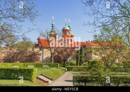 St. Laurentius Kirche auf Petrin Hügel und Umgebung, die Wand, Gebäuden und schönen Park, Garten. Prag, Tschechische Republik, Frühling, helle, sonnige Stockfoto