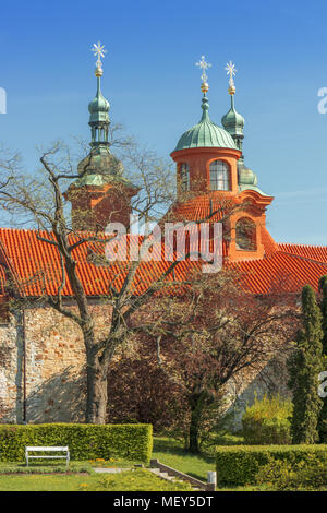 St. Laurentius Kirche auf Petrin Hügel und Umgebung, die Wand, Gebäuden und schönen Park, Garten. Prag, Tschechische Republik, Frühling, helle, sonnige Stockfoto