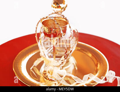 Traditionelle Hochzeit Kronen, Dekanter und Kelch - griechische Hochzeit Objekte Stockfoto