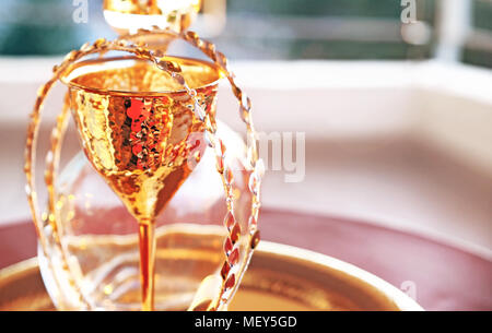 Traditionelle Hochzeit Kronen, Dekanter und Kelch - griechische Hochzeit Objekte Stockfoto