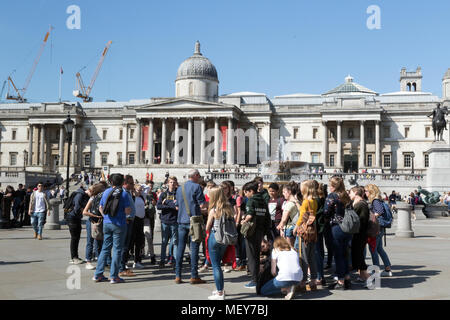 Gruppe von Studenten in der Londoner Trafalgar Square Stockfoto