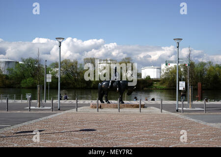 Rüsselsheim, Deutschland - 11. April 2018: Die Skulptur Reiter mit den Schiff des Künstlers Detlef Kraft am Mainufer am 11. April 2018 in Stockfoto