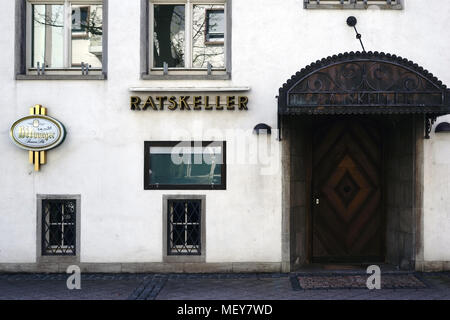 Rüsselsheim, Deutschland - 11. April 2018: Die nostalgisch Eingang zum Restaurant Keller im Rathaus der Stadt Rüsselsheim am 11. April 2018 in Ruessels Stockfoto