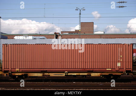 Die seitliche Ansicht einer Eisenbahn Auto von einem Güterzug auf der Plattform des Opel Werk in Rüsselsheim. Stockfoto