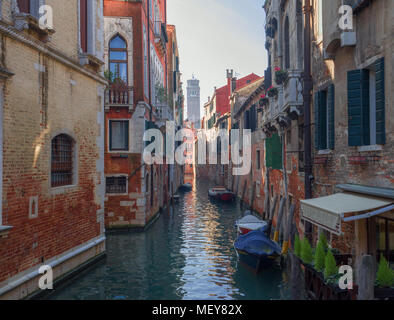 Malerischen Kanal in einem der weniger bekannten Viertel von Venedig Stockfoto