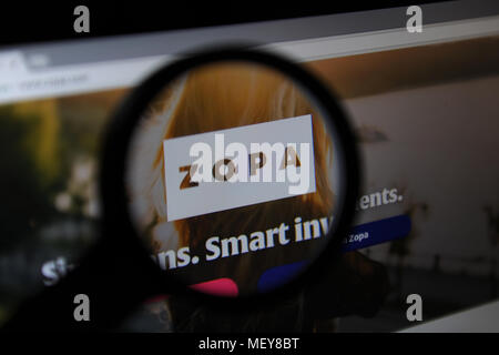 Zopa Website durch ein Vergrößerungsglas gesehen Stockfoto