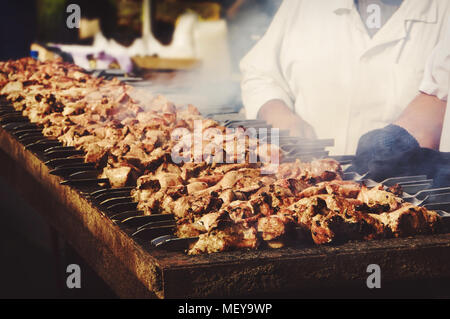 Vom Grill Kebab Kochen auf Metall Spieß. Gebratenes Fleisch am Grill gekocht. BBQ frisches Rindfleisch Chop Fleischscheiben. Östlichen Traditionsgericht, Schaschlik. Grill Stockfoto