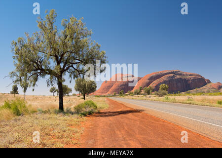 Straße nach Kata Tjuta. Northern Territory, Australien Stockfoto