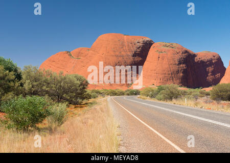 Straße nach Kata Tjuta. Northern Territory, Australien Stockfoto