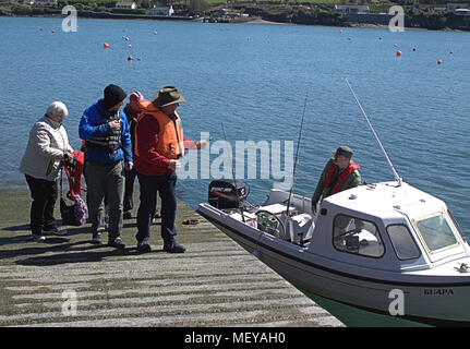 Touristische Kunden verlassen ein Fischerboot aus für einen Tag angeln genommen worden als Teil ihrer holiday package in der Grafschaft Cork Irland. Stockfoto