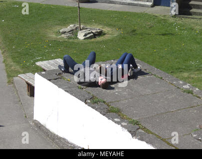 Paar mittleren Alters, die schlafend auf dem Boden liegend genießen Sie die frühlingssonne. Stockfoto