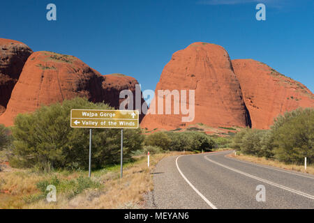 Straße nach Kata Tjuta. Northern Territory, Australien Stockfoto