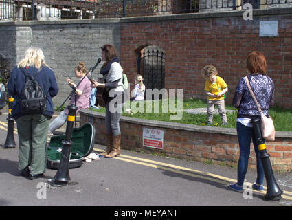 Weibliche Gaukler Spielen einer Gitarre auf die Straße an einem lokalen Markt in skibbereen West Cork, Irland, einem beliebten touristischen und Urlauber Stadt Stockfoto