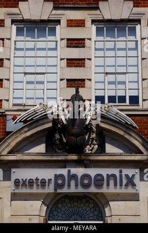 Exeter Phoenix Center, Theater und Kultur Gebäude aus sandigen Straße. Devon, UK. April, 2018. Stockfoto