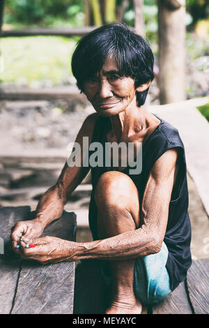 Sipalay, Philippines-October 13,2016: Alte Frau liegt am Eingang ihres Hauses am 13. Oktober, Negros, Philippinen. Stockfoto