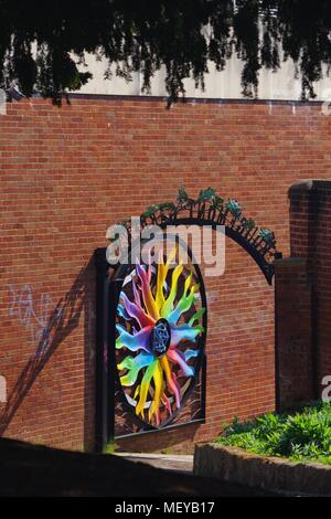 Rundes buntes Metall-Rainbow-Tor zu Rougemont Garden's. Exeter, Devon, Großbritannien. April 2018. Stockfoto