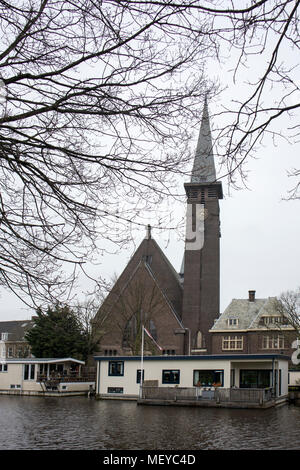 LEIDEN, Niederlande - 20 April, 2018: die Menschen besuchen die Altstadt in Den Bosch, Niederlande. Ansicht der Neuen Rhein Stockfoto