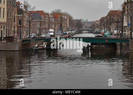 LEIDEN, Niederlande - 20 April, 2018: die Menschen besuchen die Altstadt in Den Bosch, Niederlande. Ansicht der Neuen Rhein Stockfoto