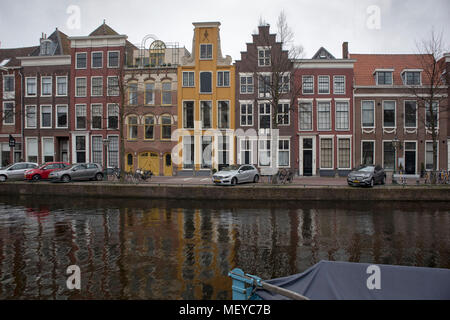 LEIDEN, Niederlande - 20 April, 2018: die Menschen besuchen die Altstadt in Den Bosch, Niederlande. Ansicht der Neuen Rhein Stockfoto