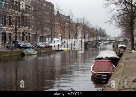 LEIDEN, Niederlande - 20 April, 2018: die Menschen besuchen die Altstadt in Den Bosch, Niederlande. Ansicht der Neuen Rhein Stockfoto